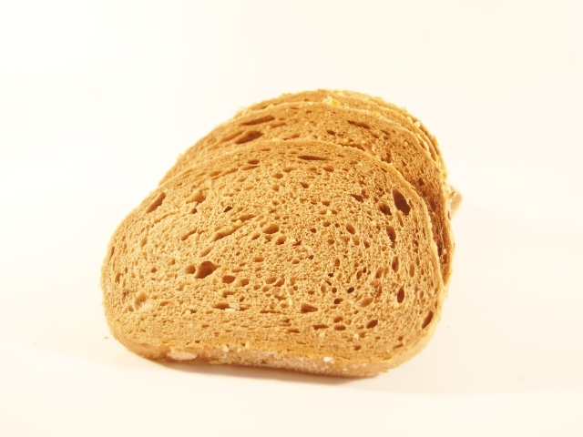 Куски хлеба на белом фоне