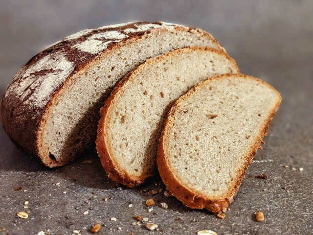 Нарезанный свежий ароматный хлеб
