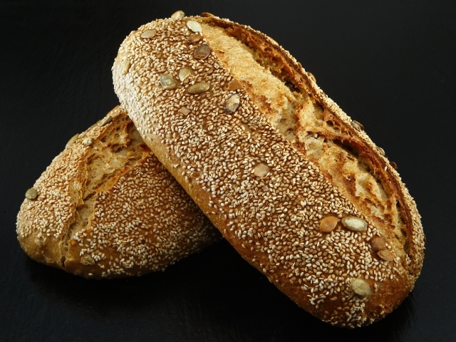 Две буханки свежего хлеба с кунжутом