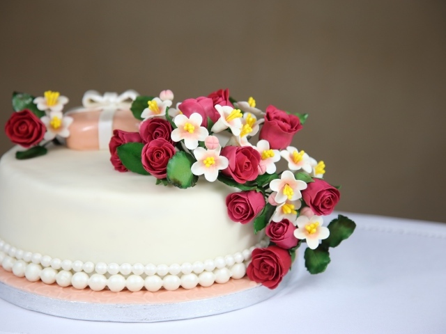 Красивый праздничный торт с цветами
