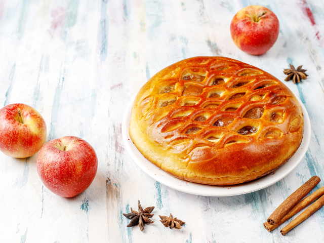 Красивый пирог на столе с яблоками и корицей