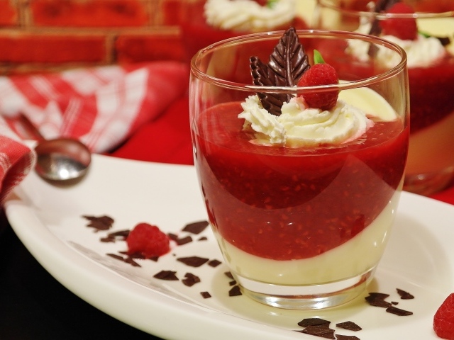 Ягодный десерт с кремом и взбитыми сливками