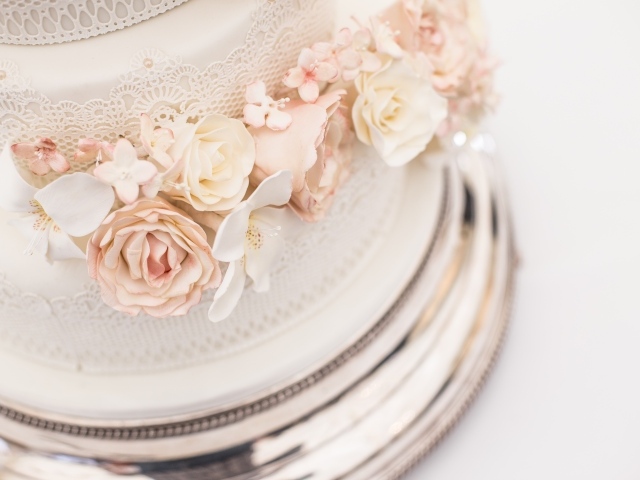 Большой свадебный торт с цветами