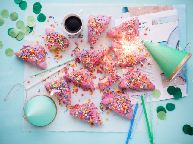 Печенье с розовым кремом на день рождения