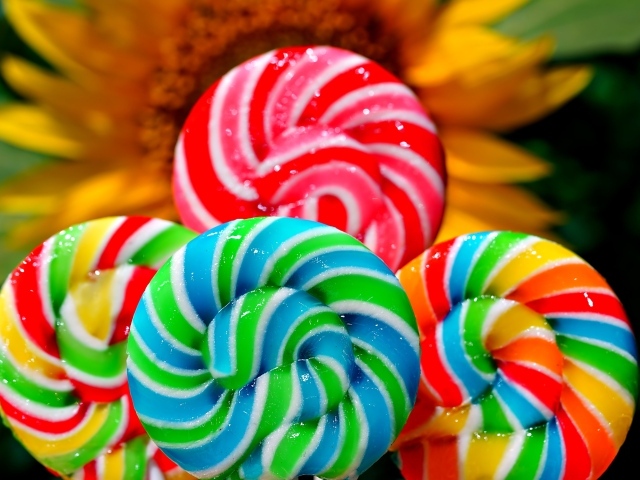 Яркие разноцветные леденцы на палочке