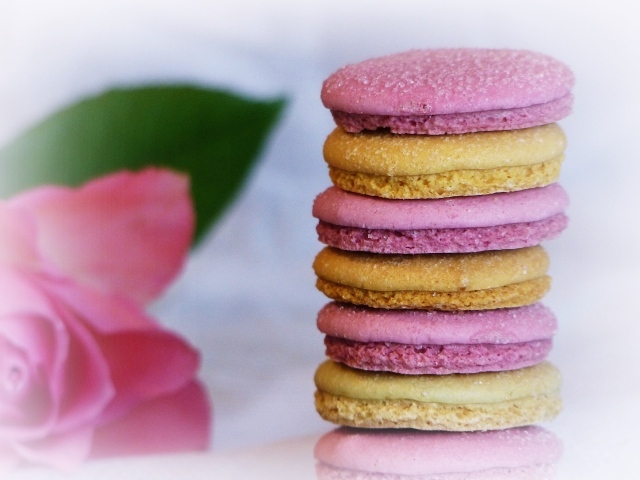 Коричневое и розовое печенье 