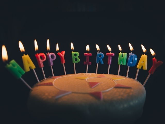 Торт со свечами на день рождения на черном фоне