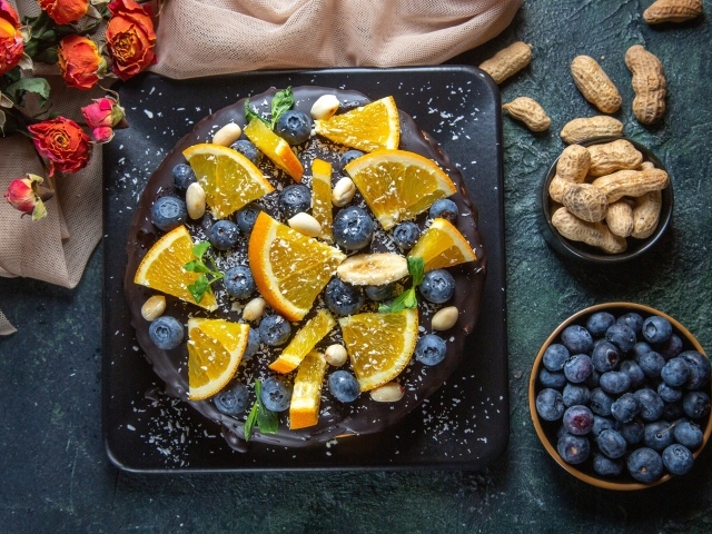 Шоколадный торт с ягодами черники и апельсинами 