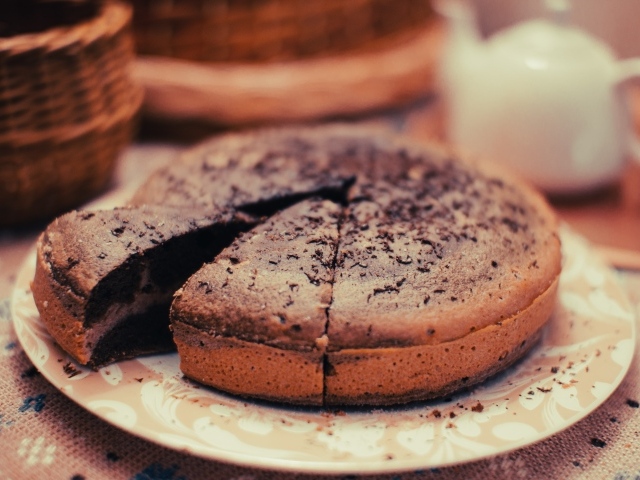 Шоколадный пирог  с кремом на тарелке