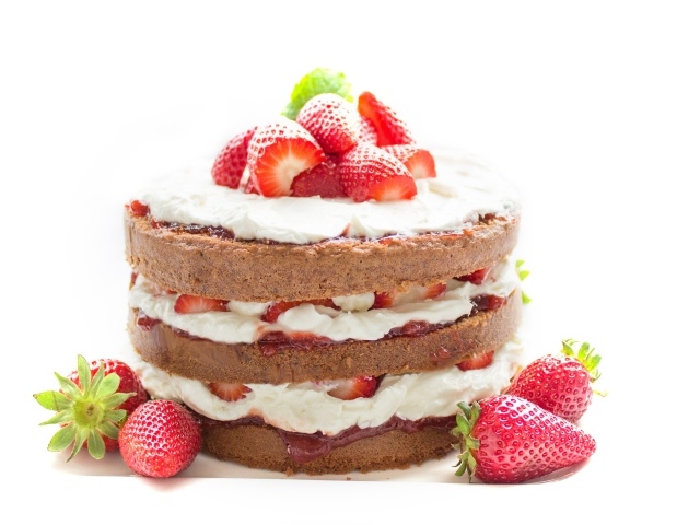 Шоколадный торт с ягодами клубники на белом фоне 