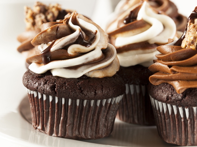 Шоколадные кексы  с кремом крупным планом