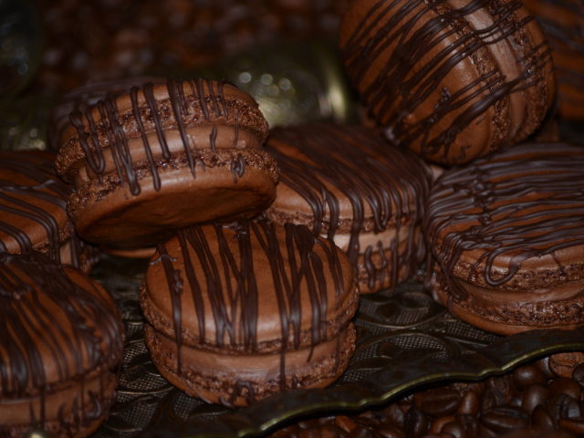 Шоколадное печенье макарон на столе