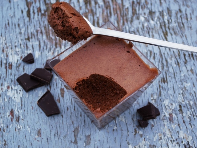 Шоколадный пудинг с ложкой на столе