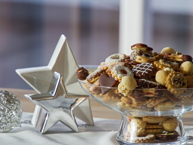 Печенье в вазе на столе со звездами