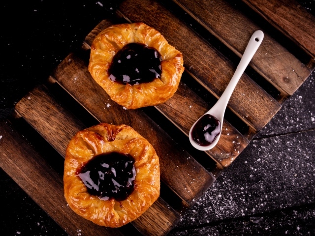 Печенье с джемом на деревянной доске