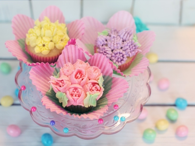 Капкейки украшены цветами из крема