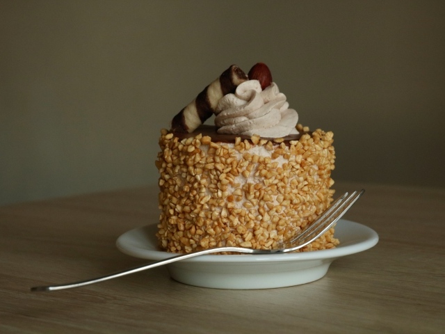 Вкусное пирожное на тарелке с кремом 