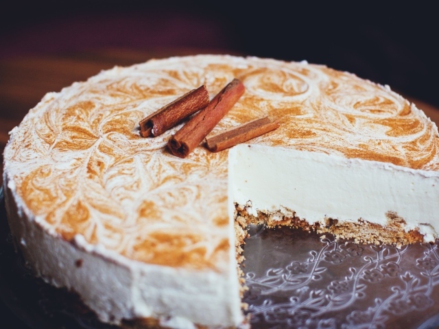 Вкусный сладкий торт с корицей
