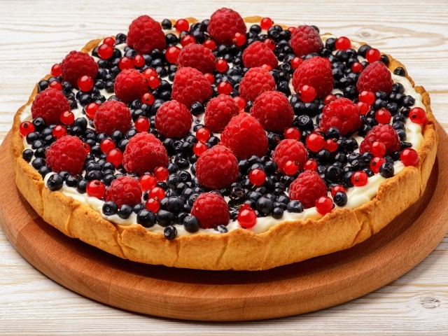 Вкусный сладкий пирог с ягодами черники и малины