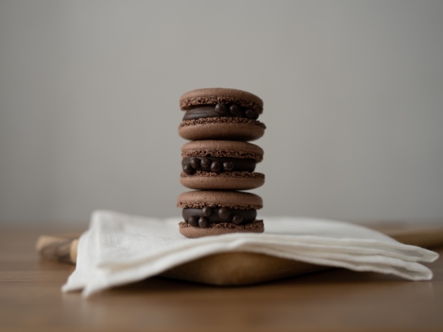 Десерт макаронс с шоколадом на белой салфетке