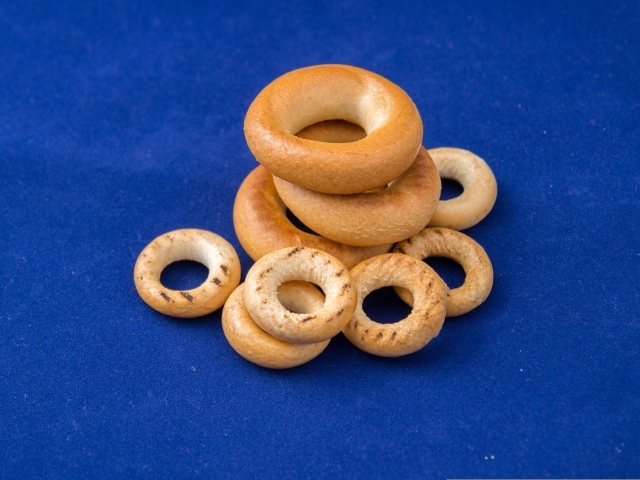 Сушки на синем столе