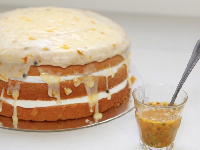 Праздничный торт с вкусным кремом на столе