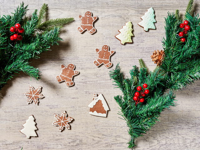 Праздничное печенье с еловыми ветками на столе