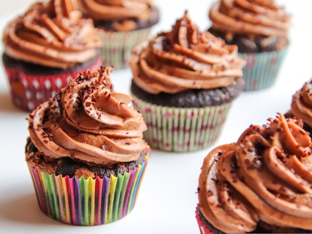 Свежие капкейки с шоколадным кремом