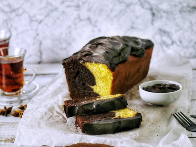 Свежий двухцветный кекс с шоколадом