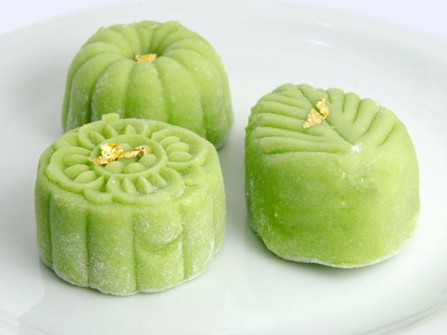 Зеленые конфеты на белой тарелке