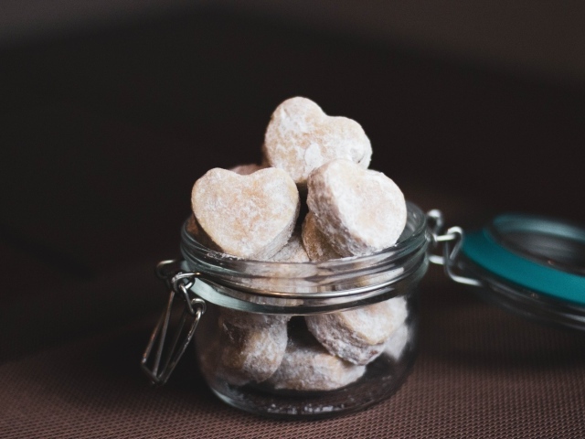 Пряники в форме сердца  в стеклянной банке