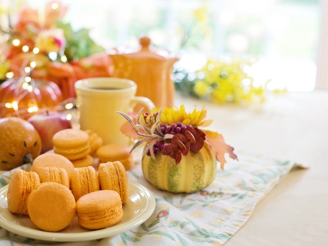 Десерт макарон на столе с чаем