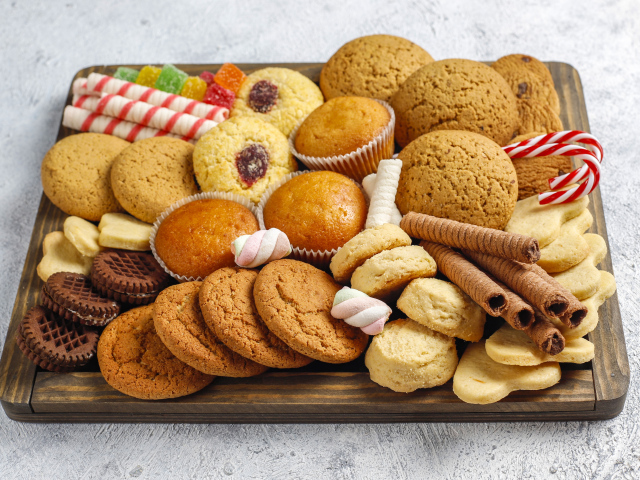 Много вкусного аппетитного печенья на столе