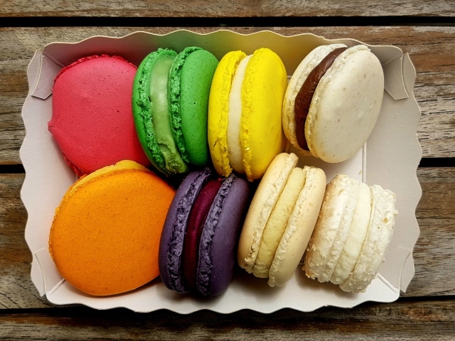 Разноцветное печенье макарун в картонной коробке