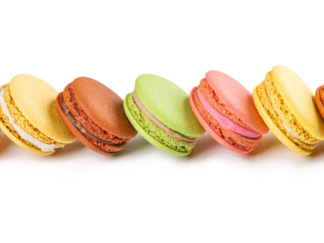Разноцветный десерт макарун на белом фоне