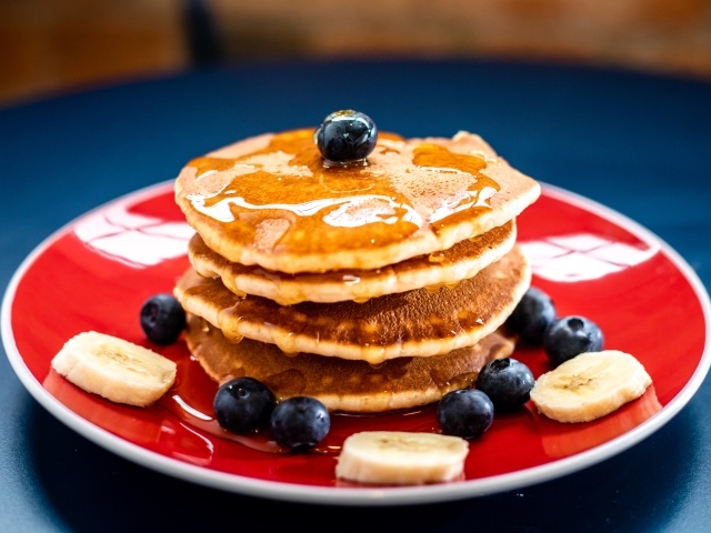 Оладьи с медом, бананами и ягодами черники