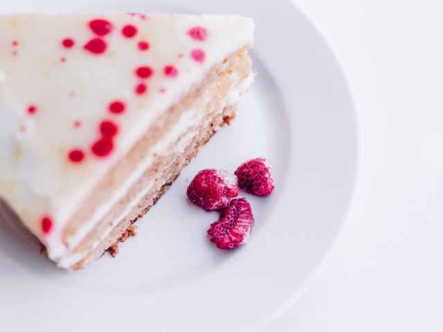 Пирог с ягодами малины на белой тарелке