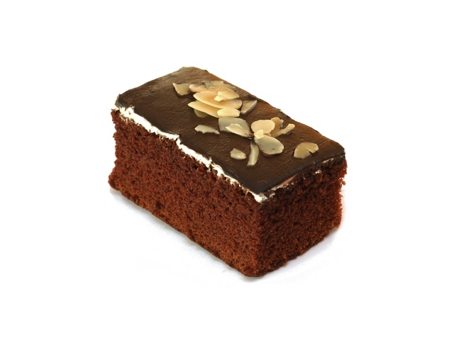 Кусок шоколадного торта на белом фоне
