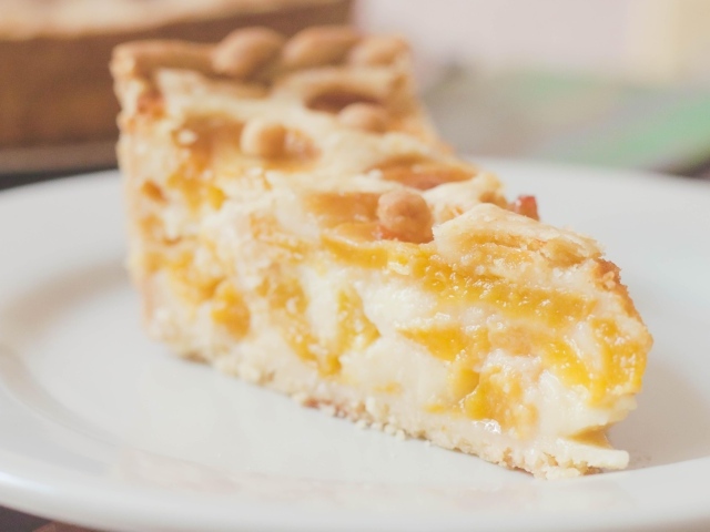 Кусок фруктового пирога на тарелке