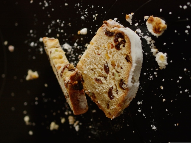 Кусочки кекса в воздухе на черном фоне