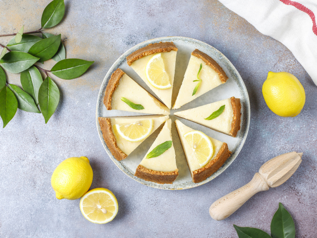 Сладкий пирог с лимонным кремом на столе