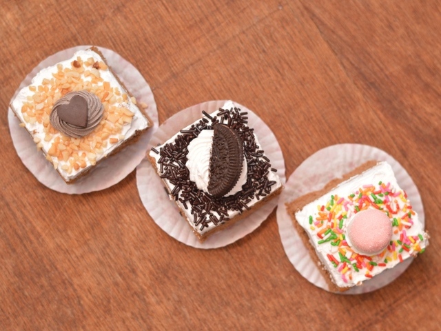 Три пирожных на деревянном столе