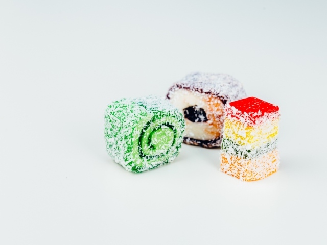 Десерт рахат лукум на сером фоне