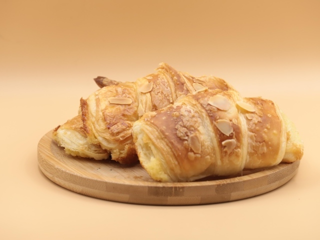 Два хрустящих круассана на доске