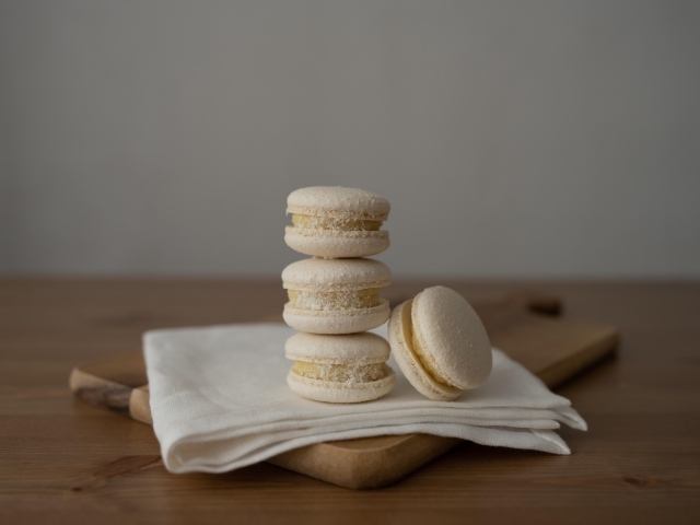 Белый десерт макаронс с кокосовой стружкой