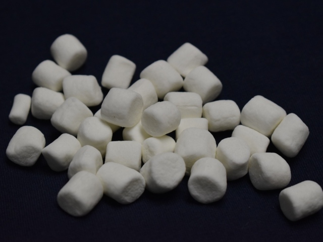 Белое маршмеллоу на черном фоне