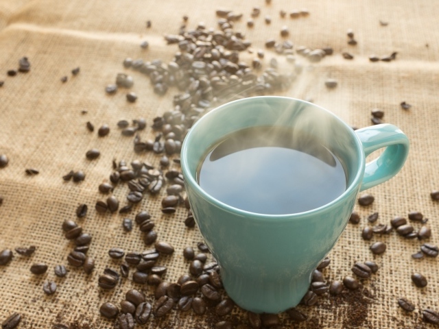 Чашка горячего кофе с зернами