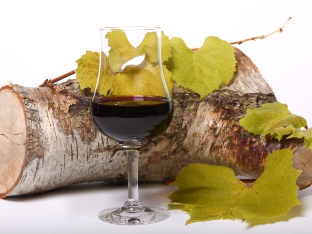 Бокал красного вида с бревном на белом фоне