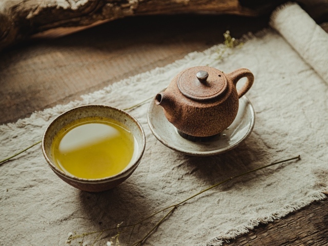 Чайник с чашкой зеленого чая