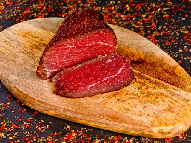 Кусок мяса на доске со специями